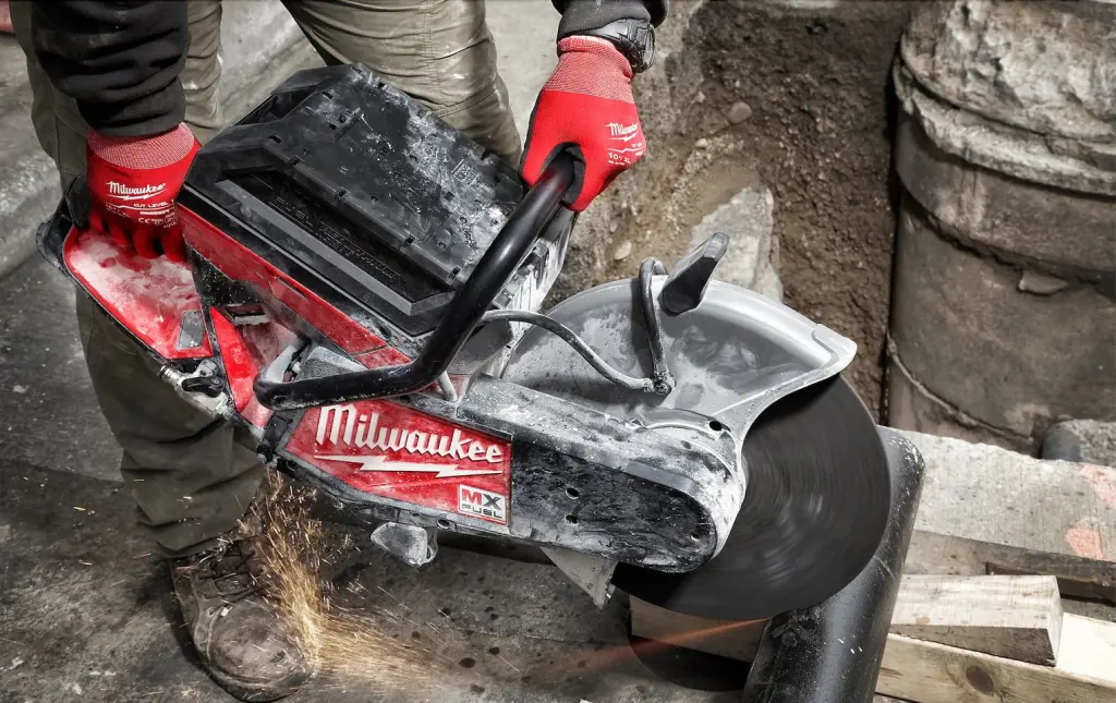 Milwaukee doorslijpmachine in gebruik op een bouwplaats